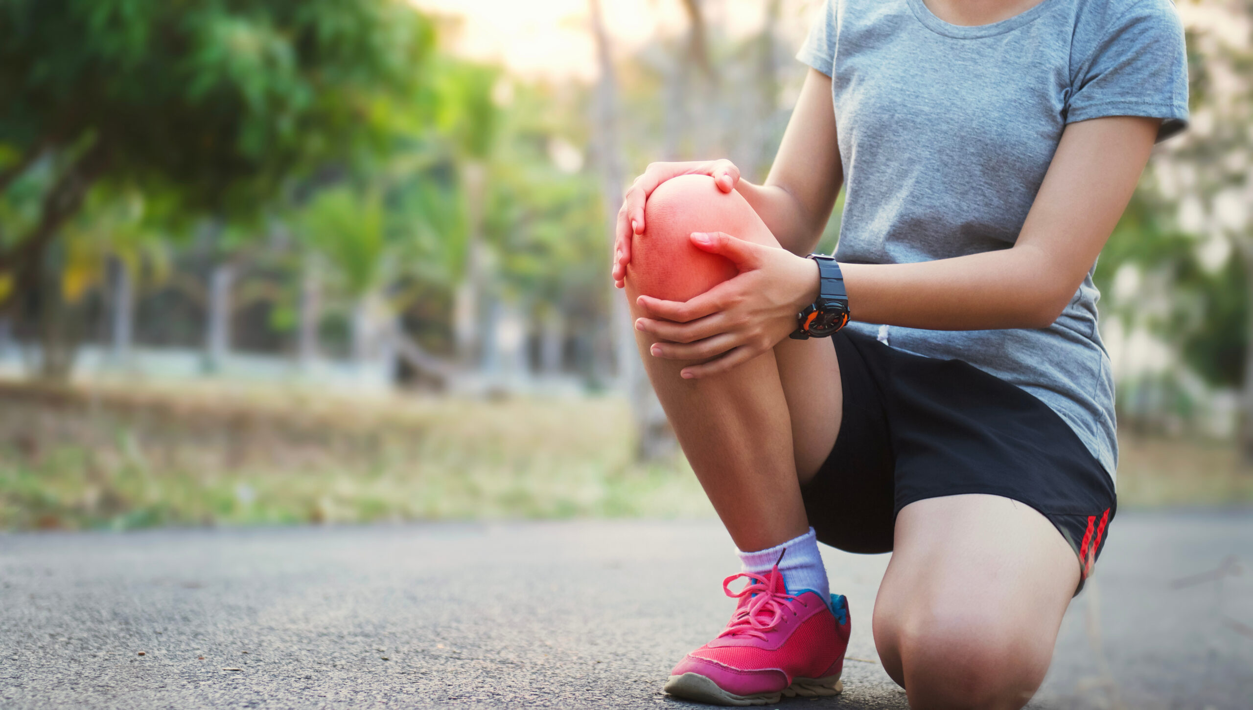 runer woman with knee injury and pain